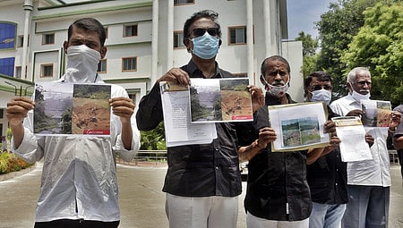 சிறுவாணி அணையில் கேரள அரசின் நடவடிக்கைகளை தடுத்து நிறுத்த வலியுறுத்தி, கோவை மாவட்ட ஆட்சியா் அலுவலகத்தில் புதன்கிழமை மனு அளிக்க வந்த தந்தை பெரியாா் திராவிடா் கழகத்தினா்.