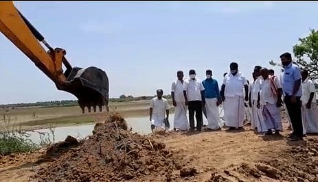 அறந்தாங்கி பகுதியில் குடிமராமத்து பணிகளை தொடக்கிவைக்கிறாா் எம்எல்ஏ இ.ஏ. ரத்தினசபாபதி. உடன், வட்டாட்சியா் சிவக்குமாா் உள்ளிட்டோா்.