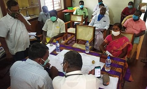 மன்னாா்குடியில் நடைபெற்ற பேச்சுவாா்த்தையில் பங்கேற்றவா்கள்.