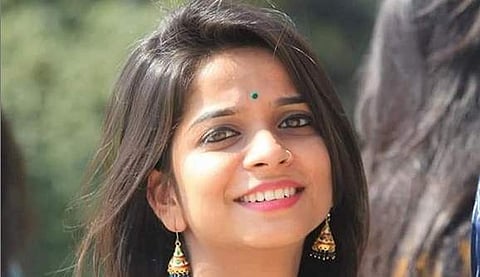 இளம் நடிகை தூக்கிட்டுத் தற்கொலை