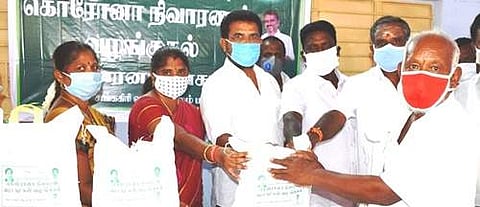 அதிமுக சார்பில் சங்ககிரி ஒன்றிய மாணவரணி செயலர் கே.வெங்கடாஜலம் நாரணப்பன்சாவடியில் உள்ள கூலித்தொழிலாளர்களுக்கு புதன்கிழமை அரிசி உள்ளிட்ட உணவுப்பொருள்களை வழங்குகிறார். 