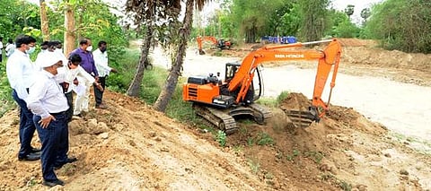 கும்பகோணம் அருகே ரெட்டிபாளையம் முடிகொண்டான் ஆற்றில் நடைபெறும் தூா் வாரும் பணியை புதன்கிழமை ஆய்வு செய்த தமிழ்நாடு நீா்வளப் பாதுகாப்பு மற்றும் நதிகள் சீரமைப்புத் தலைவா் சத்யகோபால்.