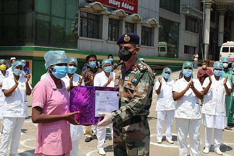 சென்னையில் மருத்துவமனைகள் மீது விமானப்படை மலர் தூவி மரியாதை