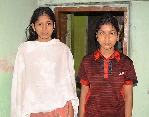 மாணவிகள் வனிதா, கிரிஜா.