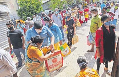 சென்னை கோடம்பாக்கம் பவர் அவுஸ் அருகே சமூக இடைவெளியின்றி  ரேஷன் பொருள்களை வாங்க திரண்ட மக்கள்.