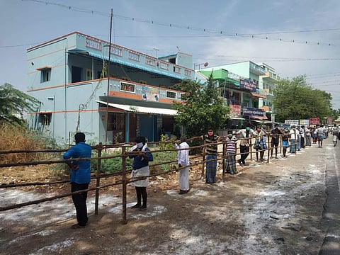 ஓமலூரில் மதுபானம் வாங்க அரசுப்பள்ளியில் டோக்கன் வழங்கியதற்கு பொதுமக்கள் எதிர்ப்பு