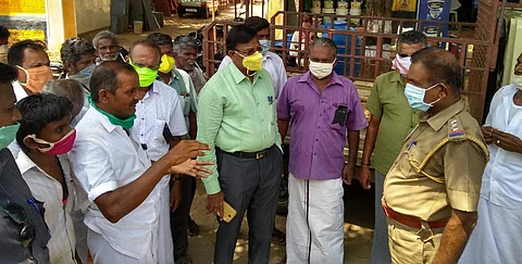 எதிர்ப்புத் தெரிவித்து ஓய்வு பெற்ற காவல் அதிகாரி ஜான் நிக்கல்சன் தலைமையில் திரண்டவர்கள்