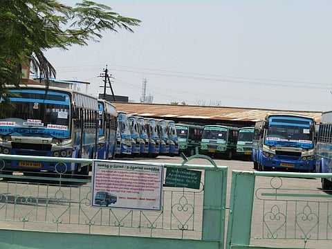 நாமக்கல்–பரமத்தி சாலையில் உள்ள பணிமனையில் தயார் நிலையிலுள்ள அரசு பேருந்துகள்