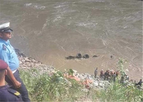 லாரி ஆற்றினுள் பாய்ந்து விபத்து