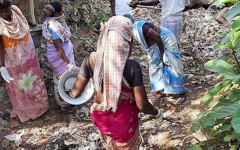 கூத்தாநல்லூர் பாசன வாய்க்காலில் பிளாஸ்டிக் கழிவுகளை அகற்றிய பொதுமக்கள்
