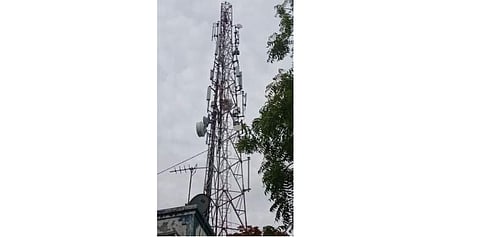 செல்போன் டவர் மீது ஏறி 3 மணி நேரத்துக்கும் மேலாக ஆட்டோ ஓட்டுநர் போராட்டம்: விருதுநகரில் பரபரப்பு