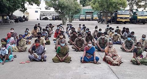 திருப்பூரில் ஊதியம் வழங்காததைக் கண்டித்து ஒப்பந்த தூய்மைப் பணியாளர்கள் தர்ணா