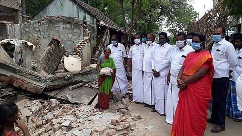 கோபாலசமுத்திரம் ஊராட்சி கடுக்காமரம் கிராமத்தில் தொகுப்பு வீடு இடிந்தவர் குடும்பத்திற்கு கொள்ளிடம் ஒன்றிய குழு தலைவர் ஜெயப்பிரகாஷ் நிவாரணம் வழங்கினார். 