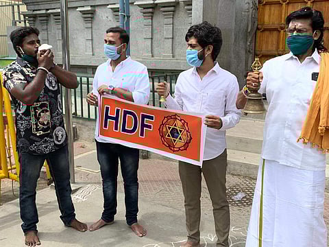 கோயில்களை திறக்கக்கோரி கோவையில் இந்து ஜனநாயக முன்னணியினர் நூதன ஆர்ப்பாட்டம்