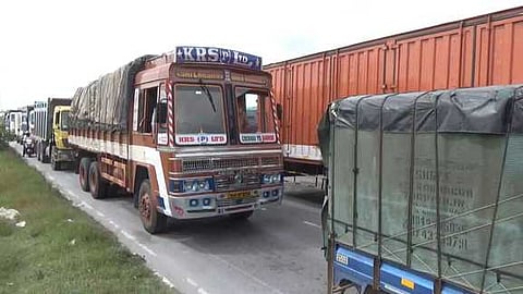 கா்நாடகம் செல்வோா் 3 நாள் தனிமைப்படுத்தப்படுகின்றனா்: எல்லையில் தீவிர சோதனை