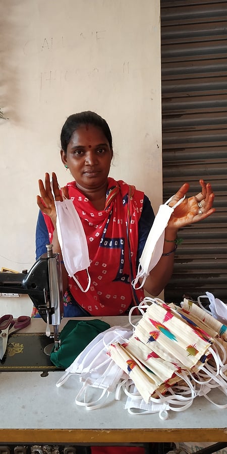 தான் தயாரித்த மூலிகை முகக் கவசங்களை காண்பிக்கும் நந்தினி.