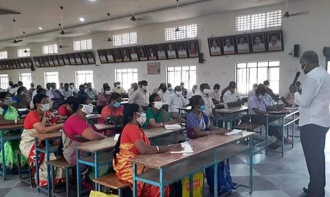 நாமக்கல்லில் அரசுப் பள்ளி தலைமை ஆசிரியர்களுக்கு விளக்கமளிக்கும் மாவட்ட கல்வி அலுவலர் மு.ஆ.உதயகுமார்