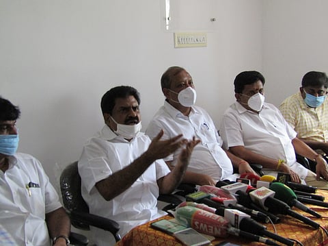 நாமக்கல்லில் செய்தியாளா்களுக்கு பேட்டியளிக்கும் கொங்குநாடு மக்கள் தேசியக் கட்சியின் பொதுச் செயலாளா் ஈ.ஆா்.ஈஸ்வரன்.