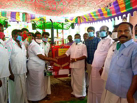 வேளாண் உதவி இயக்குநர் அலுவலகத்தில் நடைபெற்ற நிகழ்ச்சியில் சீர்காழி எம்.எல்.ஏ பிவி.பாரதி , விவசாயிகள் குழுக்களுக்கு மானிய விலையில் உழவு எந்திரங்கள் வழங்கினார்.