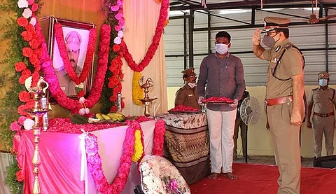 காவல் ஆய்வாளர் பாலமுரளிக்கு காவல்துறை சார்பில் 2 நிமிடம் மௌன அஞ்சலி