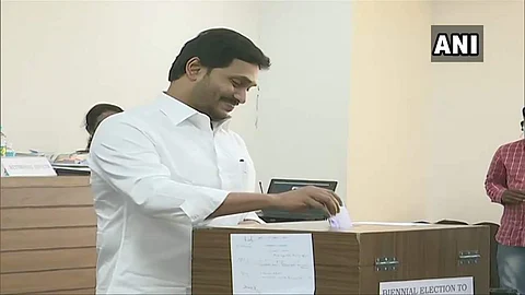 மாநிலங்களவைத் தேர்தல்: ஆந்திரத்தில் முதல்வர் ஜெகன்மோகன் ரெட்டி வாக்களித்தார்