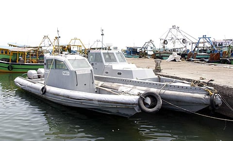 மீனவர்களுக்கு பயன்பாடற்று போன கடலோர பாதுகாப்பு குழும அதிவேக படகுகள்