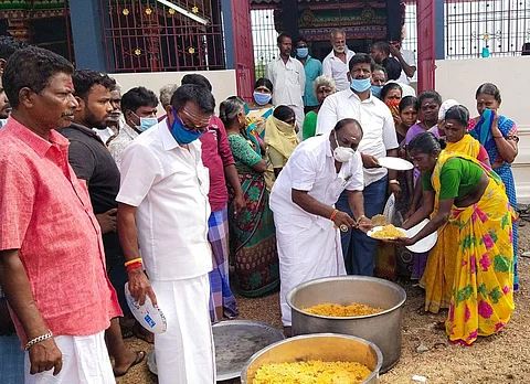 சிவன்கோயிலில் நடைபெற்ற சிறப்பு பிரார்த்தனை மற்றும் அன்னதானம் வழங்கும் நிகழ்ச்சி