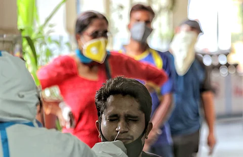 கேரளத்தில் புதிதாக 141 பேருக்கும், கர்நாடகத்தில் புதிதாக 322 பேருக்கும் கரோனா தொற்று இருப்பது உறுதி செய்யப்பட்டுள்ளது. (கோப்புப்படம்)