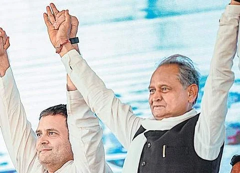 காங்கிரஸ் முன்னாள் தலைவர் ராகுல் காந்தியே மீண்டும் தலைவர் பொறுப்பை ஏற்க வேண்டும் என்று ராஜஸ்தான் முதல்வரும் காங்கிரஸ் மூத்த தலைவருமான அசோக் கெலாட் தெரிவித்துள்ளார். (கோப்புப்படம்)