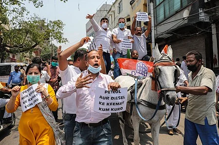 பெட்ரோல், டீசல் விலையேற்றத்தைக் கண்டித்து ஜம்முவில் காங்கிரஸ் கட்சியினா் திங்கள்கிழமை நடத்திய பேரணி.