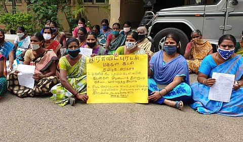 நுண் நிதி நிறுவனங்களைக் கண்டித்து தாராபுரம் சார் ஆட்சியர் அலுவலகத்தில் பெண்கள் தர்னா