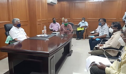 அரசுத்துறையினா், விவசாயிகள் பங்கேற்ற கூட்டத்தில் கருத்துகளைக் கேட்டறியும் அமைச்சா் ஆா். கமலக்கண்ணன்.