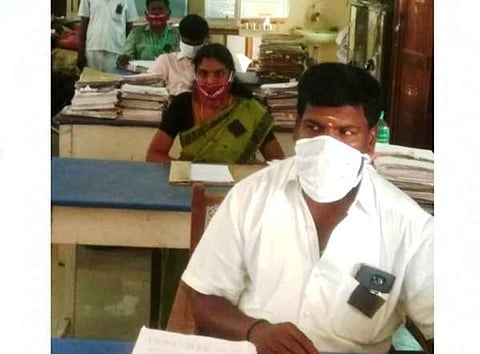 வட்டாட்சியர் அலுவலகத்தில் கருப்பு பட்டை அணிந்து பணியாற்றிய வருவாய்த்துறை ஊழியர்கள்.