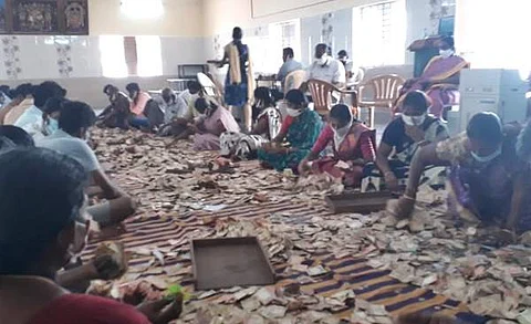 நாமக்கல் ஆஞ்சநேயர் கோயிலில் உண்டியல் காணிக்கை எண்ணும் பணியில் ஈடுபட்ட ஊழியர்கள்.