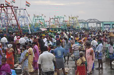 மூன்று மாதங்களுக்குப் பின்னா் களைகட்டியிருந்த நாகை மீன்பிடித் துறைமுகம்.