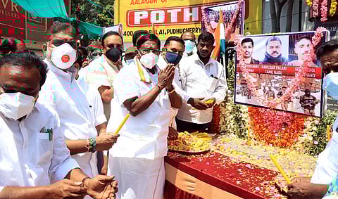 வீரமரணமடைந்த இந்திய ராணுவ வீரா்களின் உருவப் படங்களுக்கு மரியாதை செலுத்திய புதுவை முதல்வா் வே.நாராயணசாமி. உடன் அமைச்சா்கள் ஆ.நமச்சிவாயம், ஷாஜகான் உள்ளிட்டோா்.