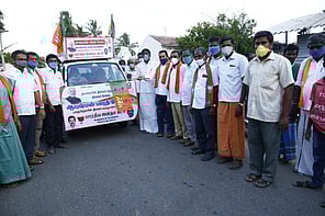 இ-சேவை மைய வாகனத்தை துவக்கிவைக்கிறாா் பாஜக ஈரோடு வடக்கு மாவட்டத் தலைவா் அஜித்குமாா்.