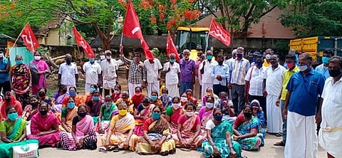 மானாமதுரையில் நியுவசந்தம் நகா் பகுதியில் நிறுத்தப்பட்டுள்ள சாலை அமைக்கும் பணியை விரைந்து முடிக்கக்கோரி பேரூராட்சி அலுவலகத்தை வியாழக்கிழமை முற்றுகையிட்டு போராட்டம் நடத்திய பொதுமக்கள்.