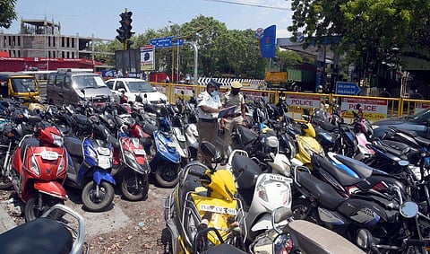 உரிய காரணங்களின்றி வெளியே சென்ற வாகனங்கள் பறிமுதல்.