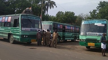 அரியலூா் மாவட்ட எல்லையான திருமானூரில் நிறுத்தி வைக்கப்பட்டுள்ள தஞ்சாவூா் செல்லும் அரசுப்பேருந்துகள் .