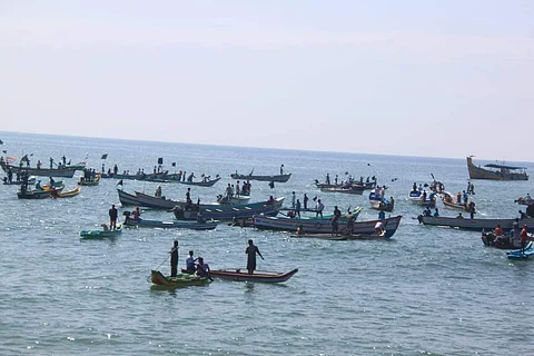 புதுச்சேரி மீனவர்கள் கடலில் கருப்புக் கொடி ஏந்தி போராட்டம்