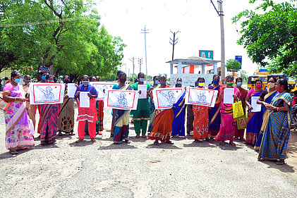 விருதுநகா் மாவட்ட ஆட்சியா் அலுவலகத்துக்கு வியாழக்கிழமை, மனு அளிக்க வந்த அனைத்திந்திய மாதா் சங்கத்தினா்.