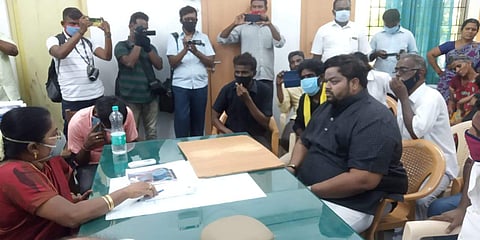 எட்டயபுரத்தில் காவலர்கள் தாக்கியதில் இளைஞர் தற்கொலை: உறவினர்கள் முற்றுகை போராட்டம்