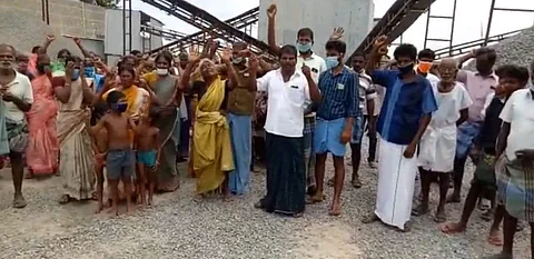 தாராபுரம் அருகே கல் உடைக்கும் இயந்திரத்தில் சிக்கி தொழிலாளி இறந்த விவகாரம்: கல்குவாரியை முற்றுகையிட்ட உறவினர்கள்
