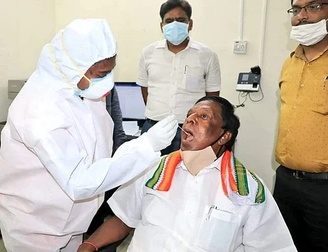 ஊழியருக்கு கரோனா:  முதல்வர் நாராயணசாமியைத் தனிமைப்படுத்த சுகாதாரத் துறை அறிவுரை