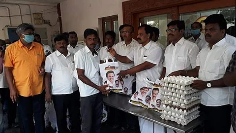 நாமக்கல்லில் அச்சக தொழிலாளர்களுக்கு மளிகை பொருட்கள்,  காய்கறி தொகுப்புகளை வழங்கும் முன்னாள் மத்திய இணை அமைச்சர் செ.காந்தி செல்வன்.