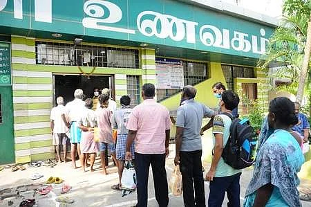 சென்னை மற்றும் சுற்றியுள்ள மாவட்டங்களில் செயல்படும் அம்மா உணவகங்களில் ஜூலை 5 வரை விலையில்லா உணவு வழங்க முதல்வர் எடப்பாடி கே. பழனிசாமி உத்தரவிட்டுள்ளார். 