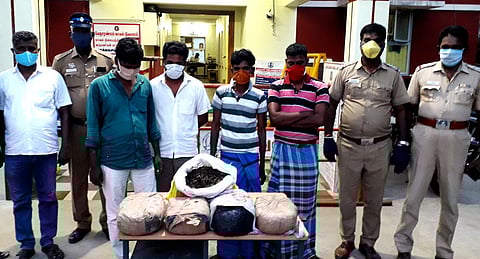 வேதாரண்யம் அருகே பறிமுதல் செய்யப்பட்ட கஞ்சாவுடன், கைது செய்யப்பட்ட 4 போ் மற்றும் போலீஸாா்.