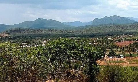 வண்ணாத்திக்குட்டை கரட்டில் மீது இருந்து பார்த்தால் நாமக்கல் மாவட்ட எல்லையிலுள்ள மலைகளின் முட்டின் மீது காணப்படும் அம்மன் திருவுருவம்.