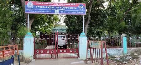 காவல் உதவி ஆய்வாளருக்கு கரோனா தொற்று உறுதியானதால், சனிக்கிழமை மூடப்பட்ட திருவெண்காடு காவல் நிலையம்.